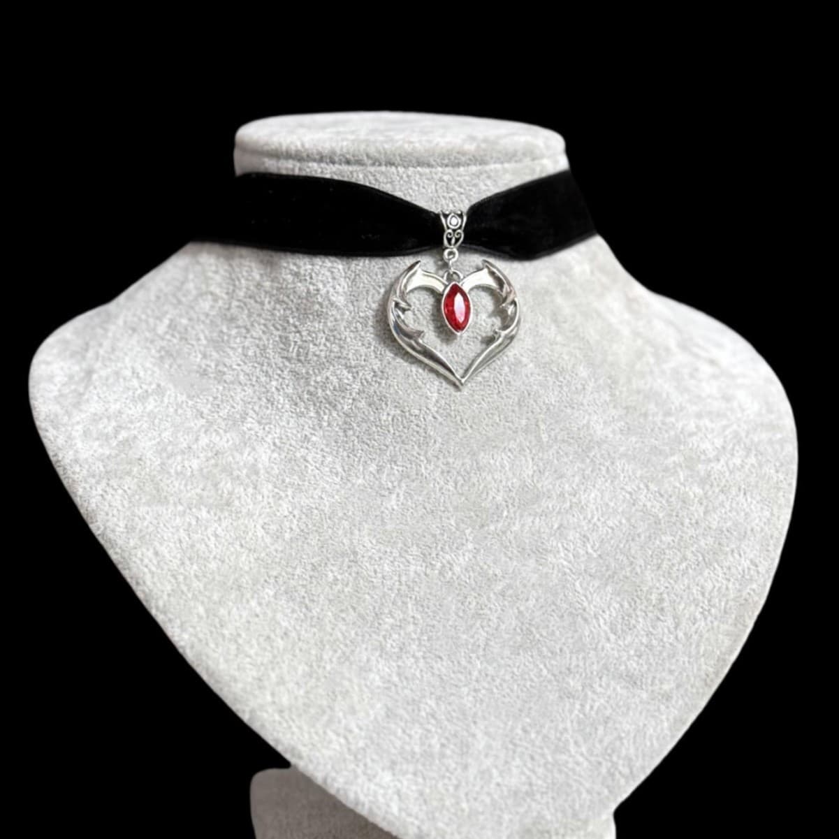 Retro Velvet Black Heart-Shaped Necklace